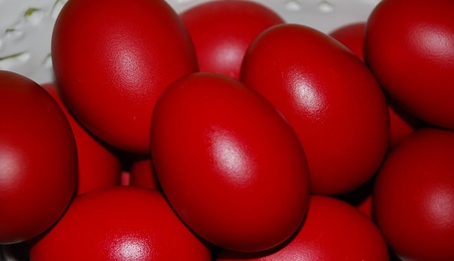 Red eggs traditional method PEMPTOUSIA